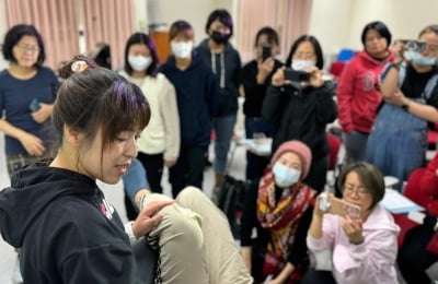 圍在治療床邊看示範