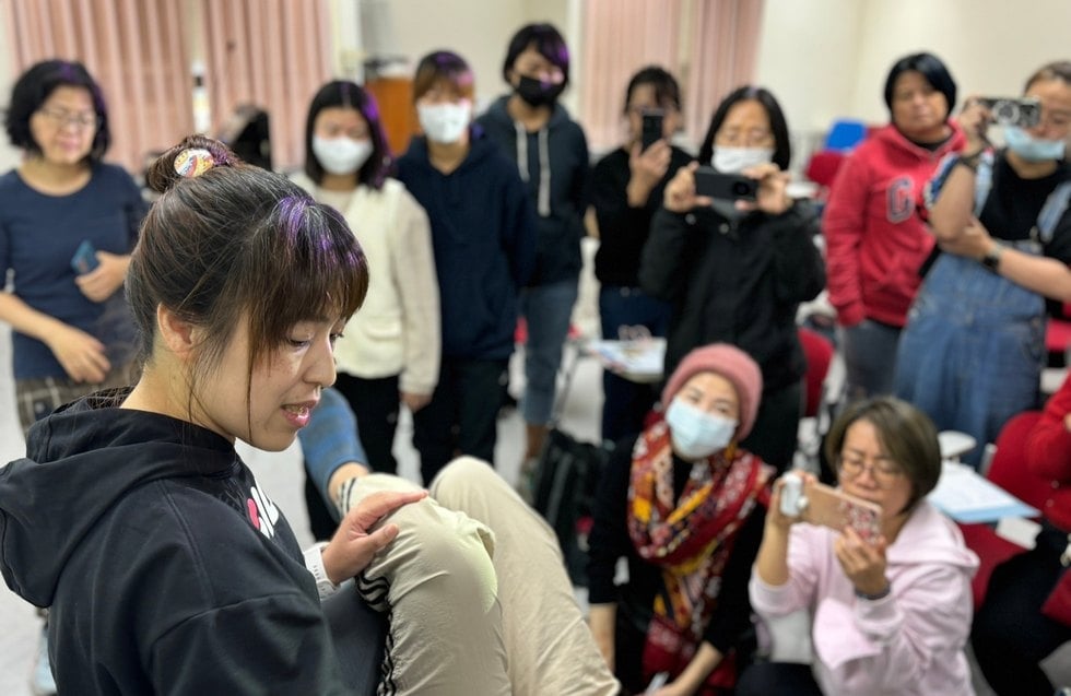 圍在治療床邊看示範