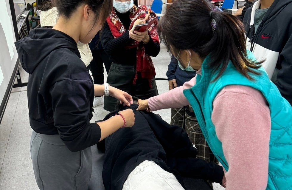 跟著講師練習觸診