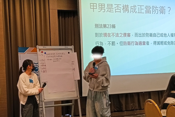 茹義學法律實作營模擬法庭課程,高中生體驗開庭流程與法律實務現場