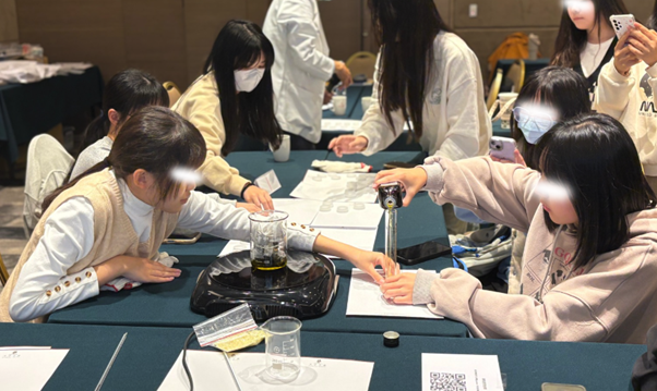 茹義學藥學實作營課程,執業藥師帶領高中生親手調配藥品,累積學習歷程素材